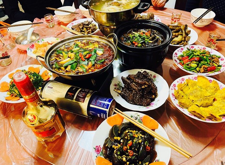 舅舅退休后第一次独自去上海旅游，回来后请他来家里吃饭，给他接