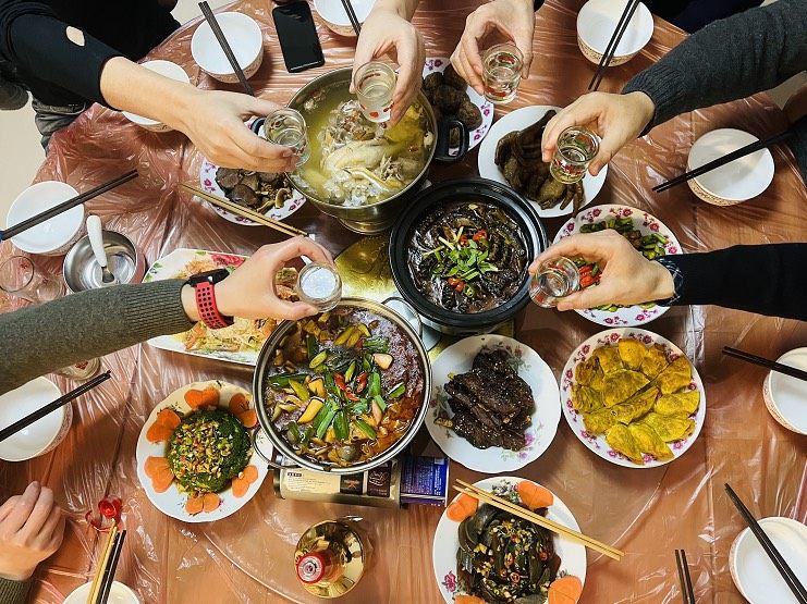 舅舅退休后第一次独自去上海旅游，回来后请他来家里吃饭，给他接