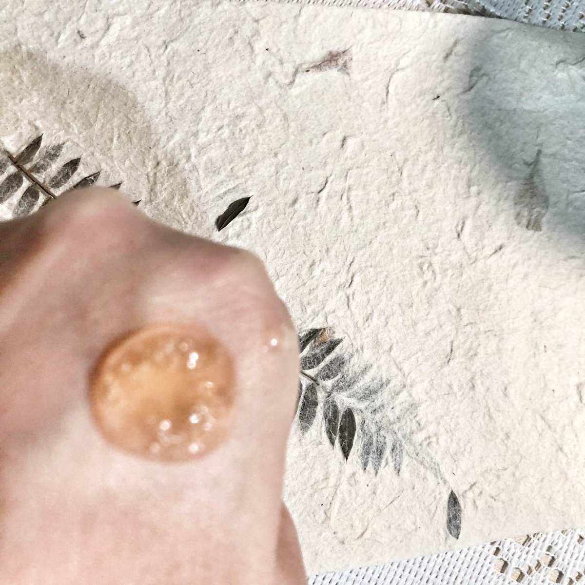 对于皮来说夏天热出汗水份流失不能迅速补回来，除了喷雾就靠面膜