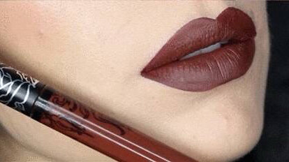 KAT VON D 让人惊艳的是包装每个透露着浓浓哥特风，大