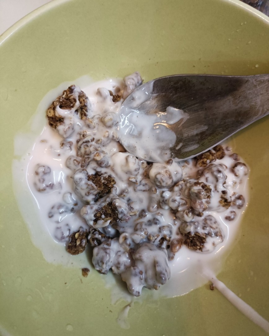 前几天我有分享kolln家的巧克力曲奇饼干麦片，我同一天也买