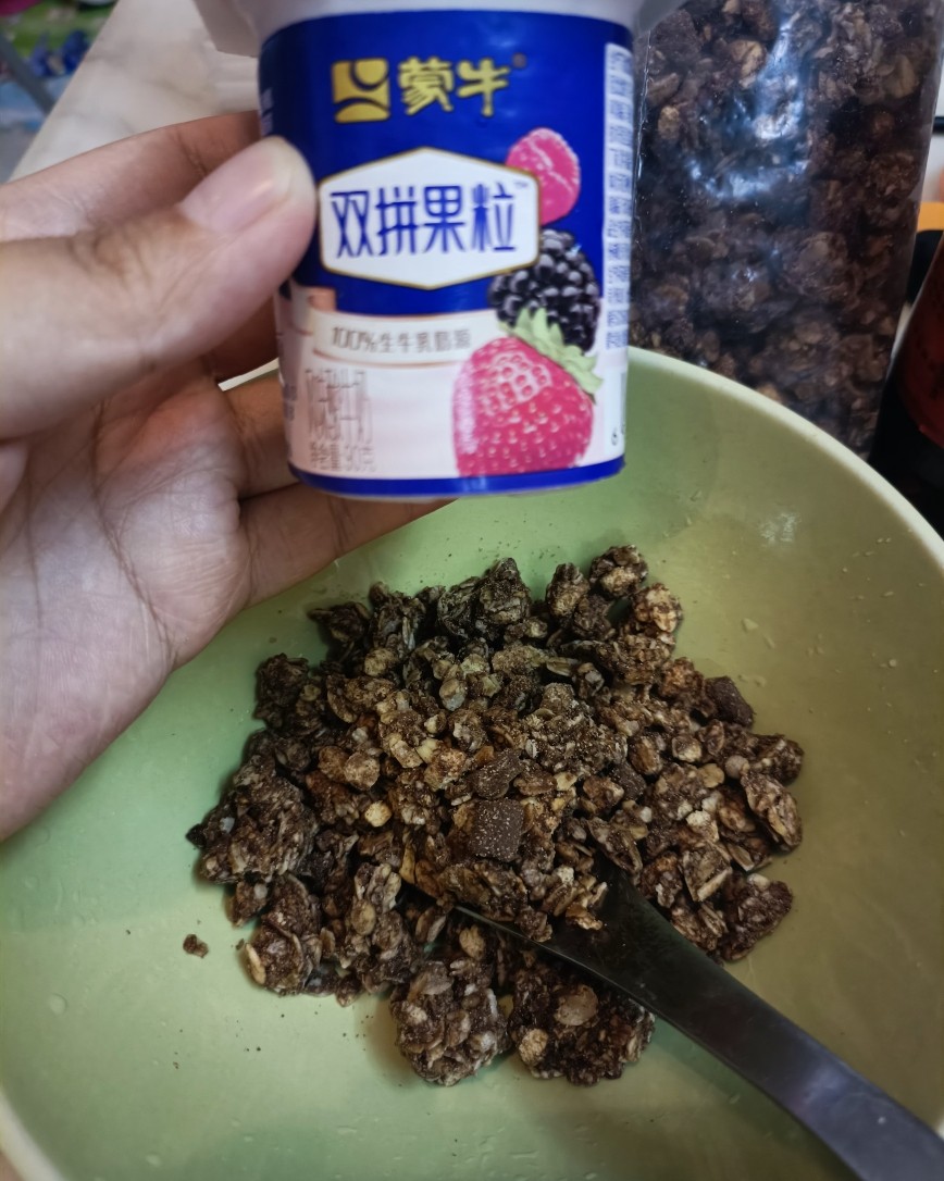 前几天我有分享kolln家的巧克力曲奇饼干麦片，我同一天也买