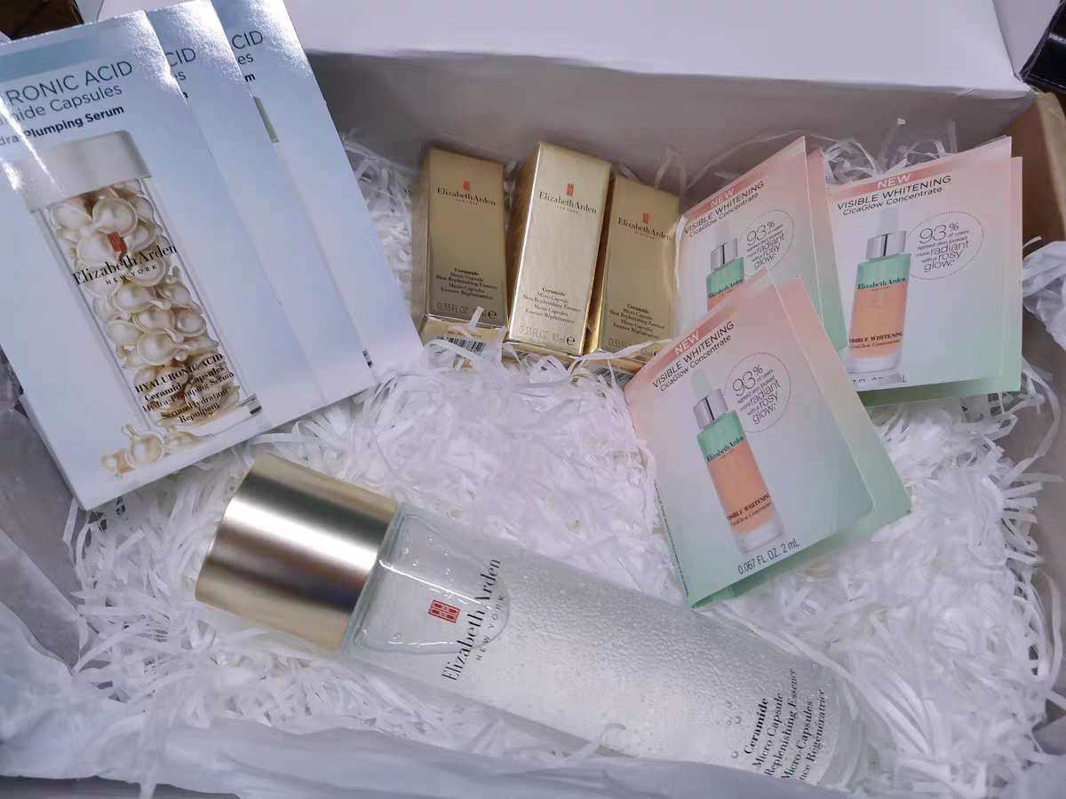 雅顿超导小气泡精华露算是雅顿的黑马选手了！它介于精华和爽肤水