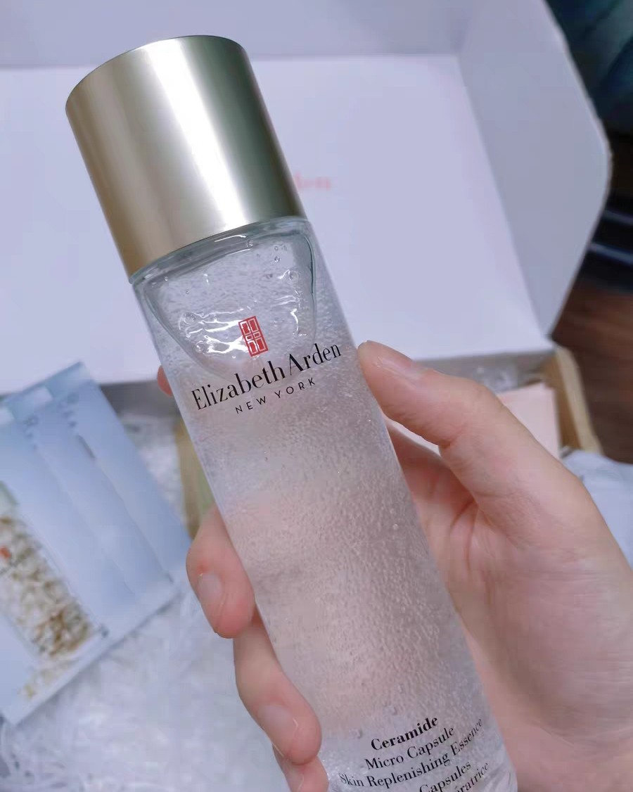 雅顿超导小气泡精华露算是雅顿的黑马选手了！它介于精华和爽肤水