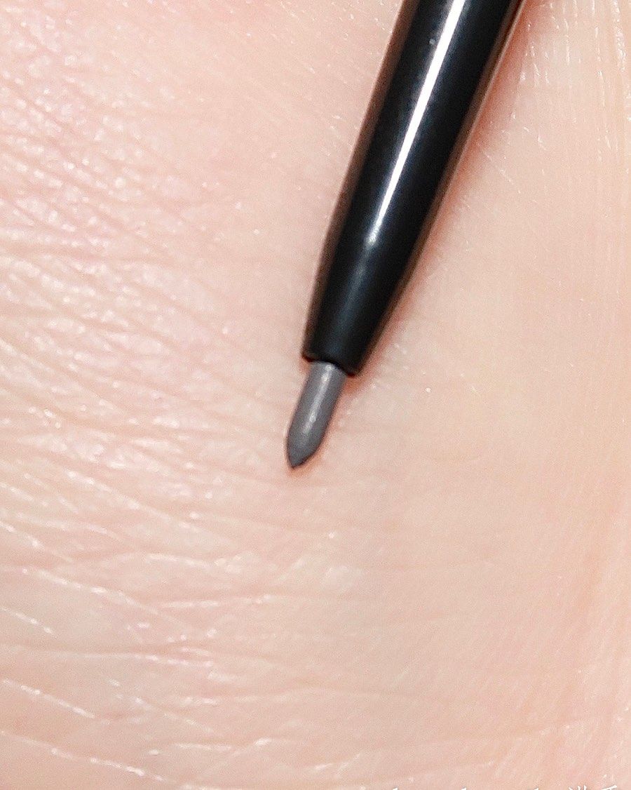 还是熟悉的6色眉笔 包装和质地都有变更 之前的眉笔涂装比较容
