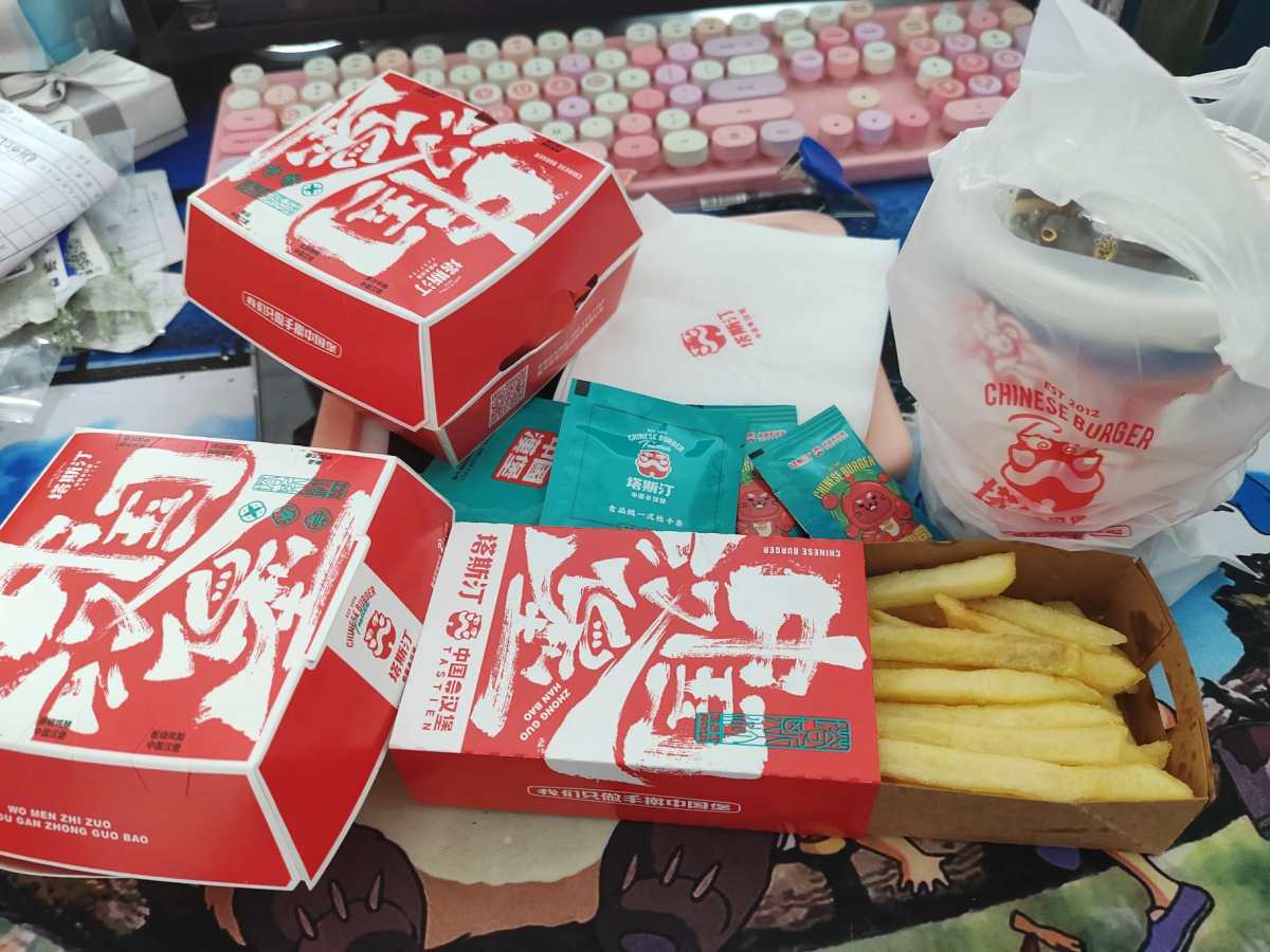 🍔忙碌的工作日，午餐吃什么总是令人头疼！今天同事看着外卖居
