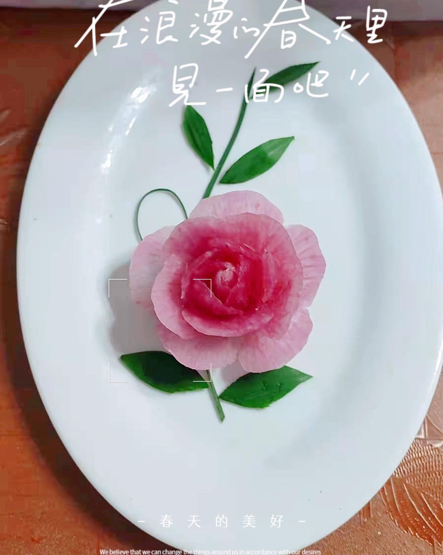 今天周末心情很好，我买了一根新鲜的白萝卜在家里做雕刻。首先我