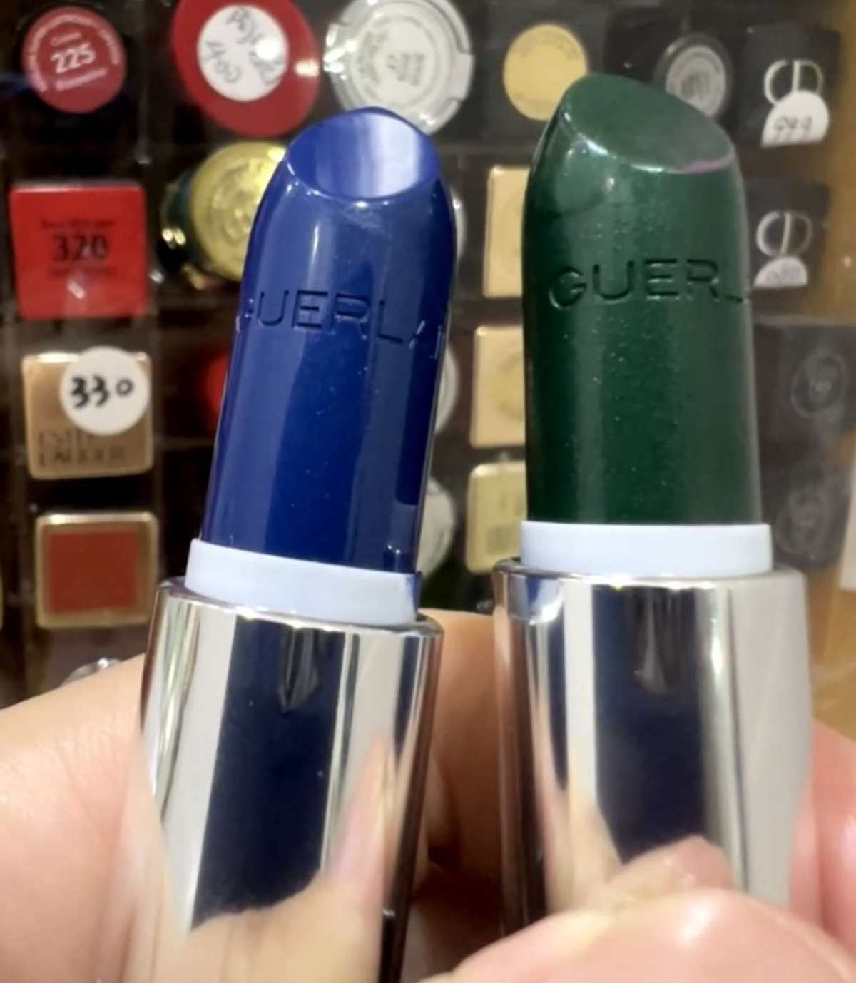 娇兰的家臻彩宝石唇膏系列感觉颜色超级多，今天就来说说其中的1