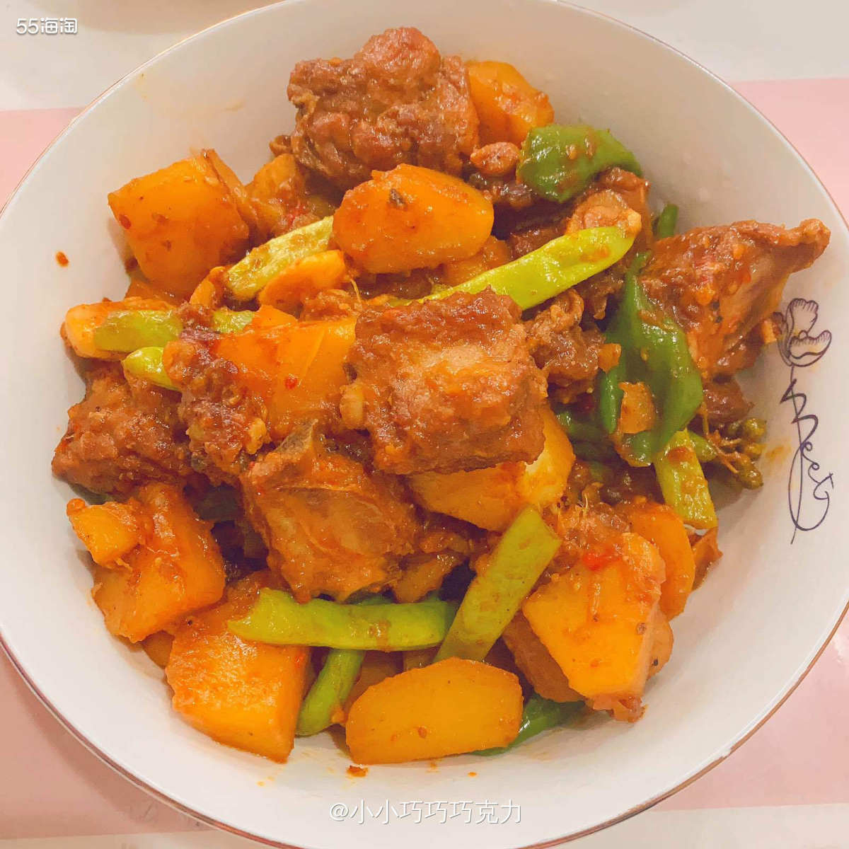 这是一个不正宗的小猪盖被版本的小猪焖土豆豆角，主要还是因为家