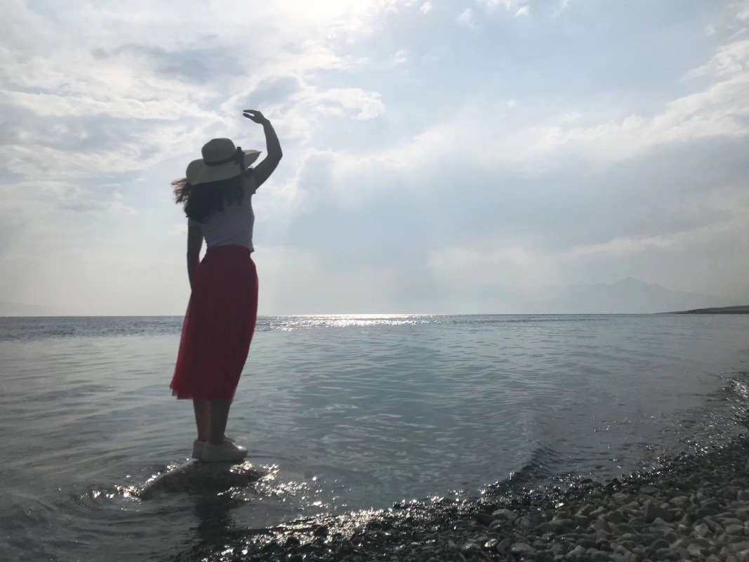 没错，照片里是我，在号称大西洋最后一滴眼泪的赛里木湖，抓住了