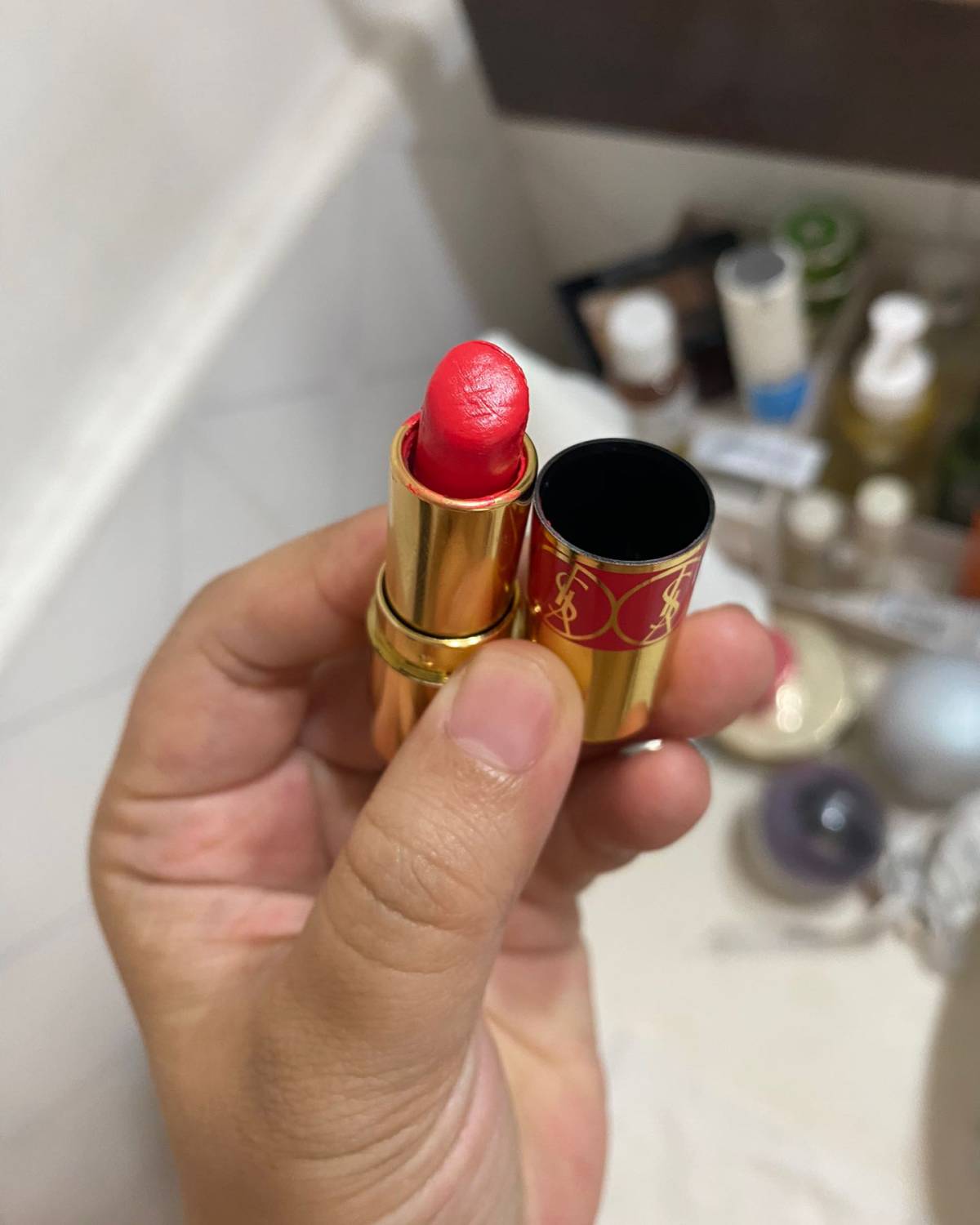 就在刚刚，我老公对我说你怎么脸黄不拉几，嘴跟吃了鸡血似的，这