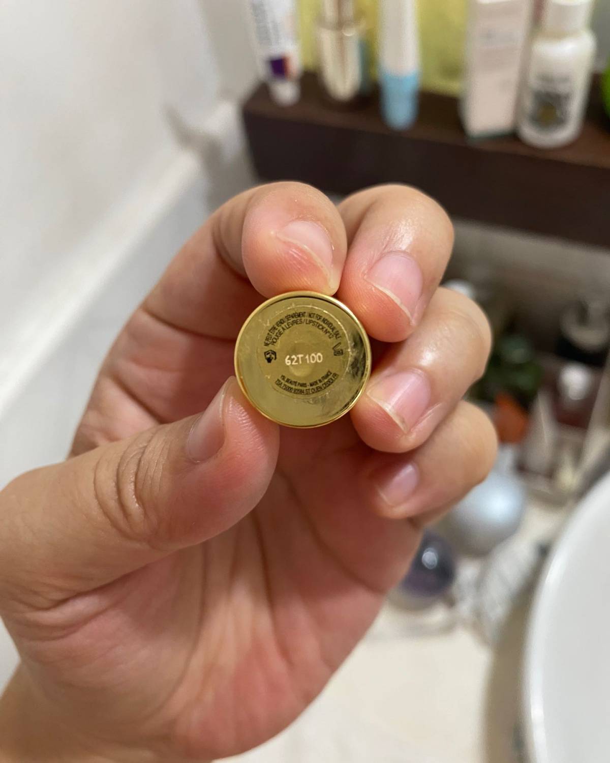 就在刚刚，我老公对我说你怎么脸黄不拉几，嘴跟吃了鸡血似的，这