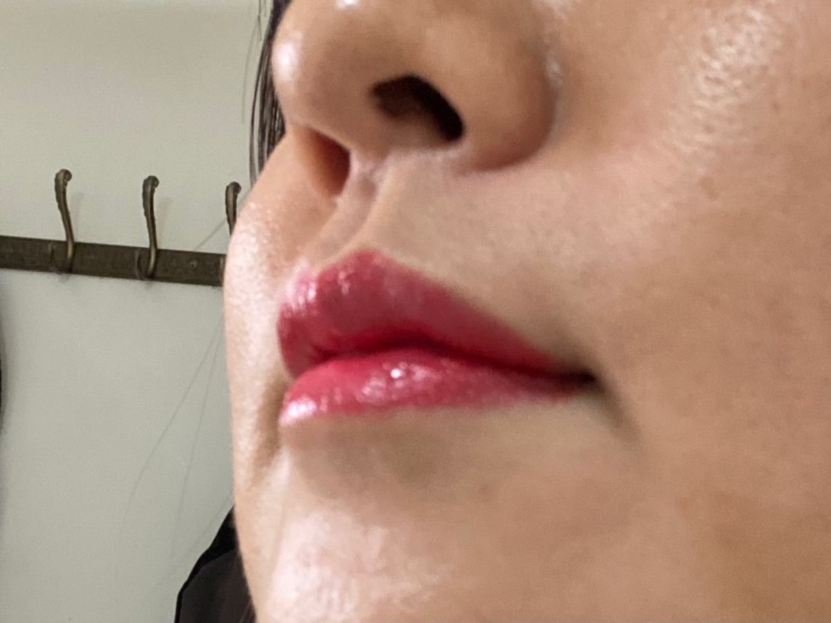 就在刚刚，我老公对我说你怎么脸黄不拉几，嘴跟吃了鸡血似的，这