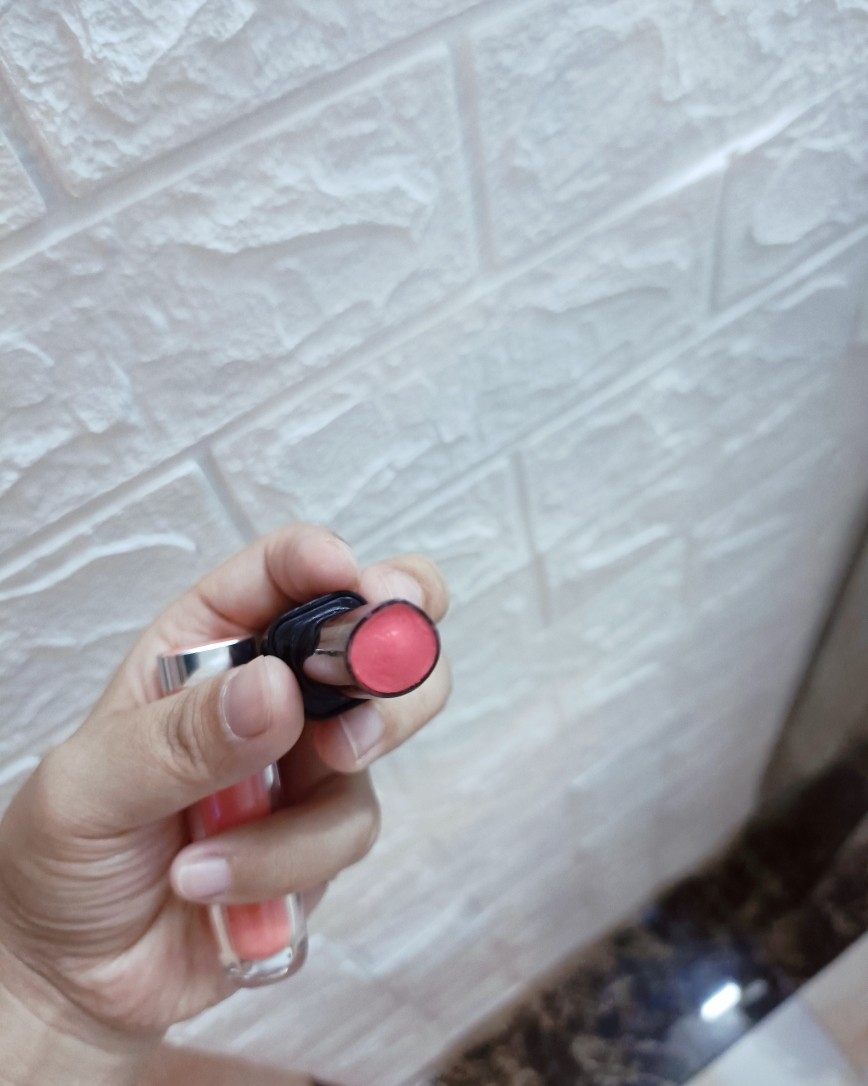 现在hourglass和ysl固体唇蜜挺火的，但是殊不知很早