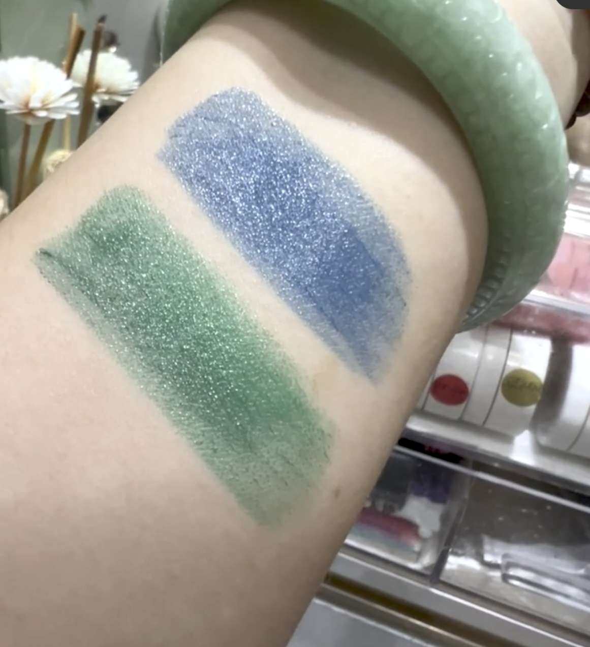 娇兰的家臻彩宝石唇膏系列感觉颜色超级多，今天就来说说其中的1