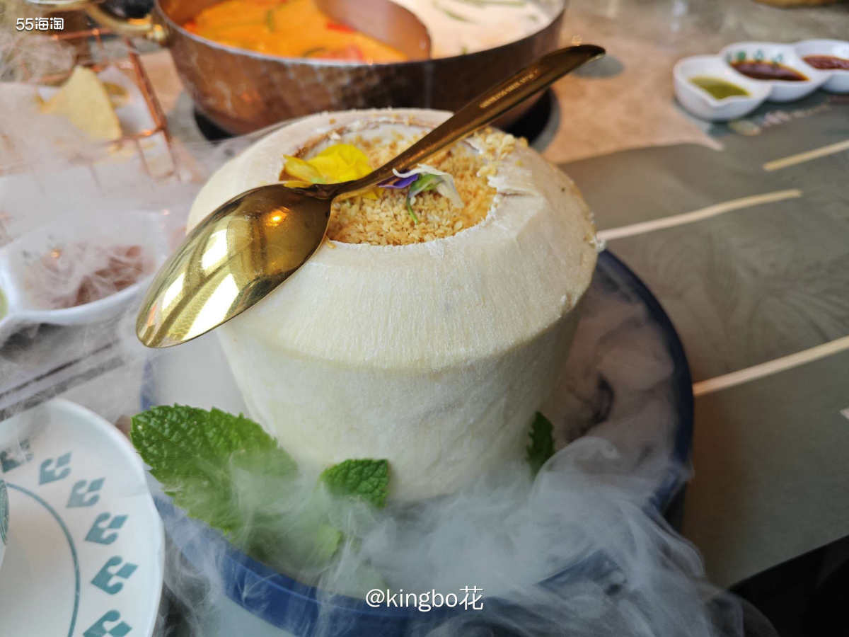 ⏺打卡四面泰泰式火锅，海鲜类还不错，超爱椰皇奶冻  🔷昨天