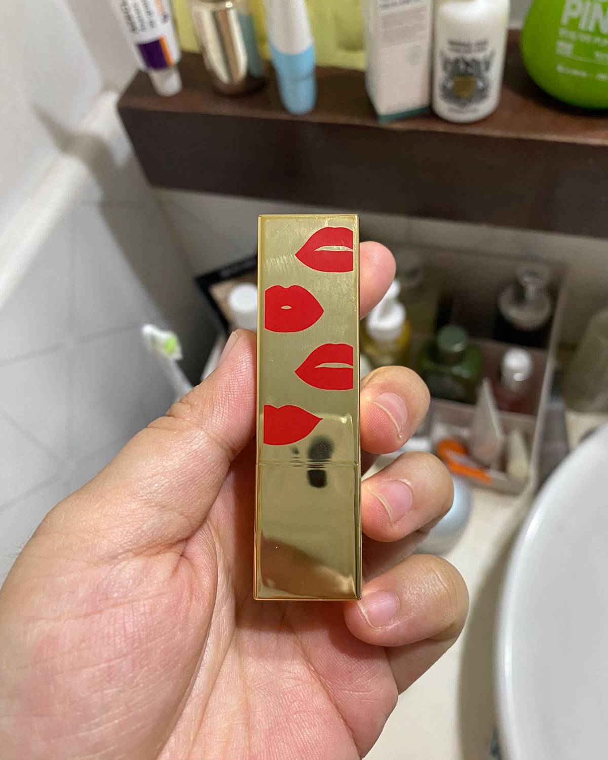 这个雅诗兰黛的561，说奇葩也不能算很奇葩，毕竟涂完了可以出