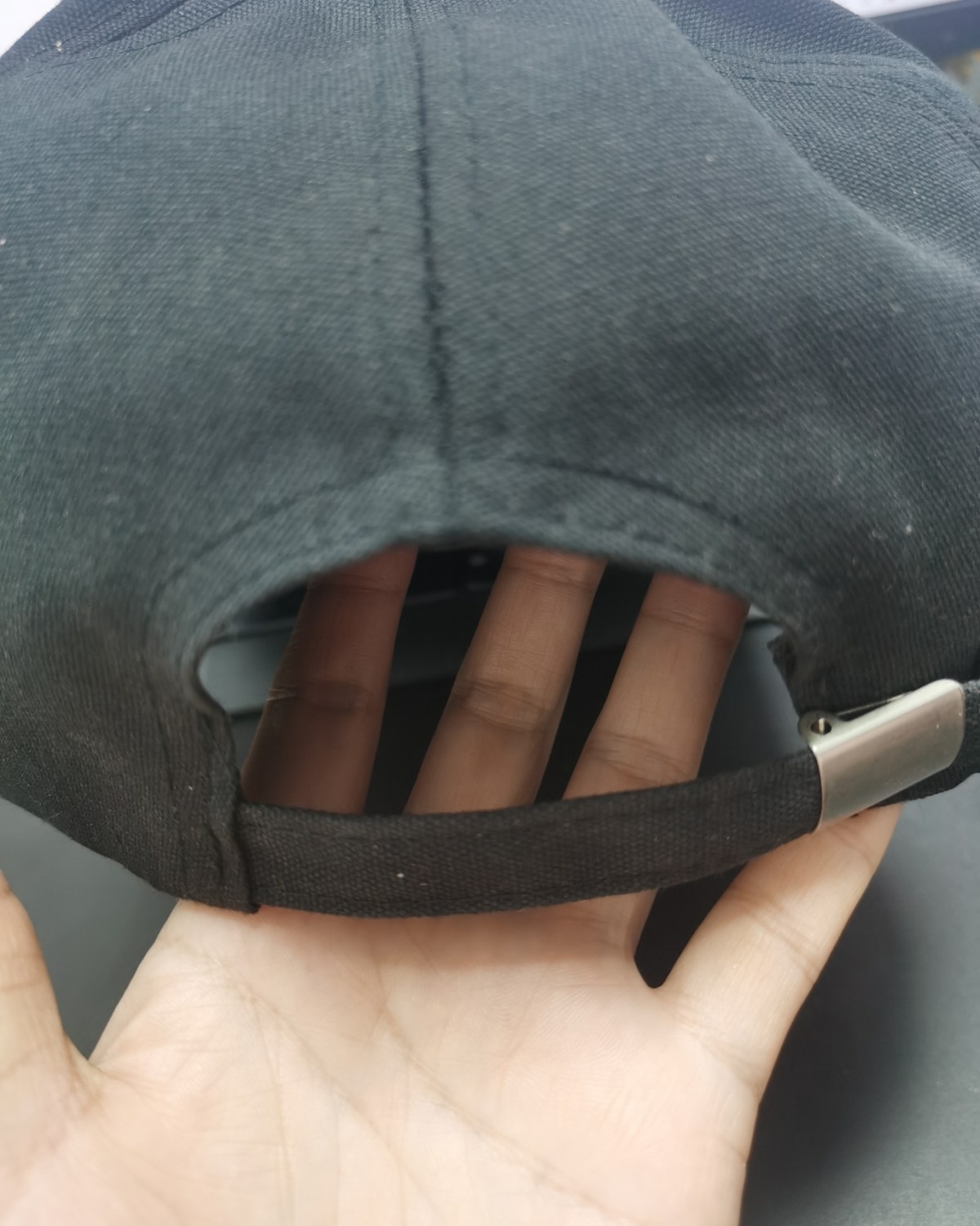 ✅今年单位发了工作帽，每人2个，都是这种黑色的鸭舌帽，看着一