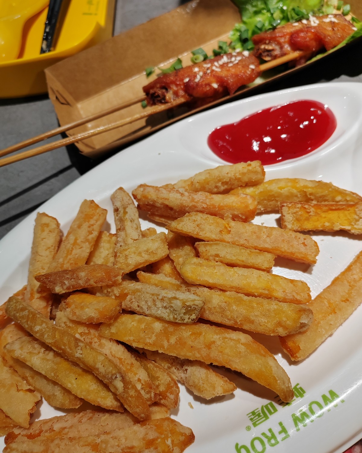 临时起意，老公说要去吃牛蛙。然后他也不能吃辣，只能点蒜香的，
