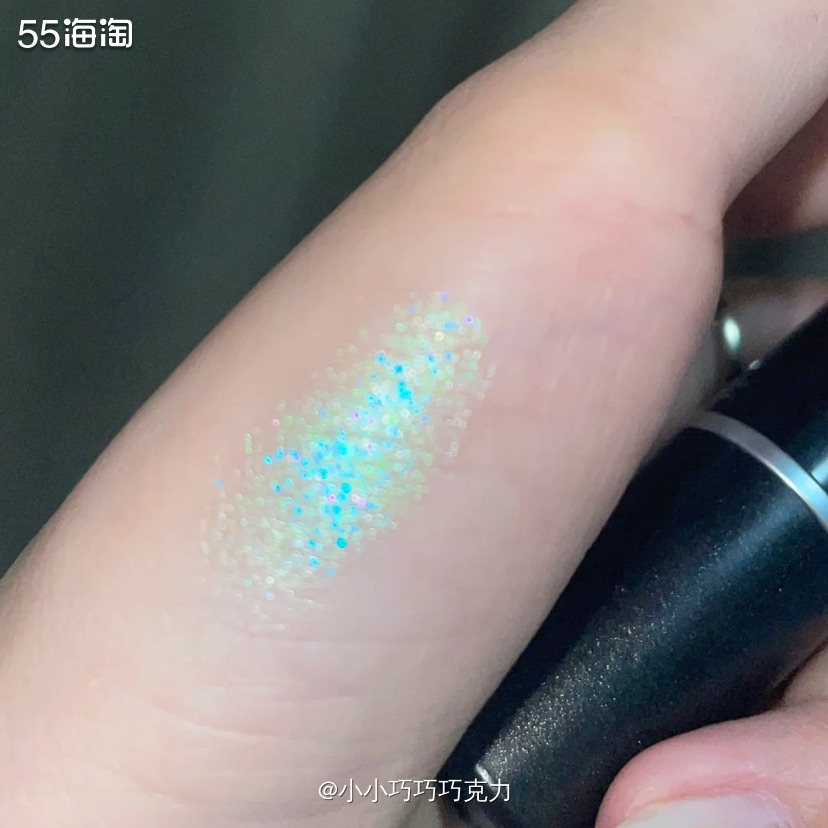 蓝色的亮片口红也是我没想过的，但是MAC家却真实的出了这支口