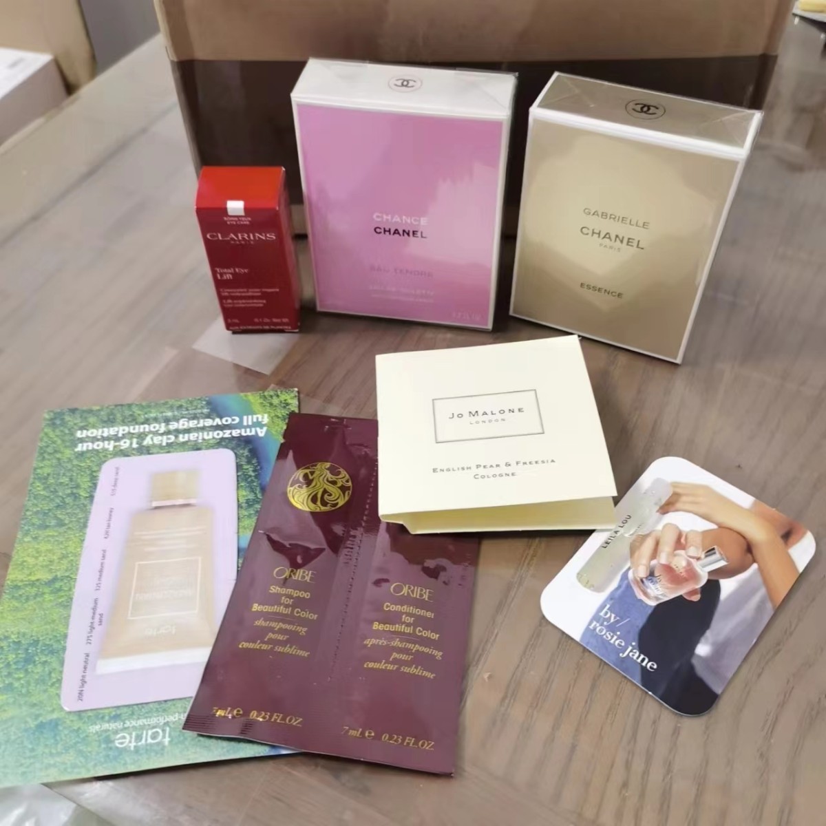 这箱只有2个东西，最近到的基本都是香奈儿香水哈~ 丝芙兰8折