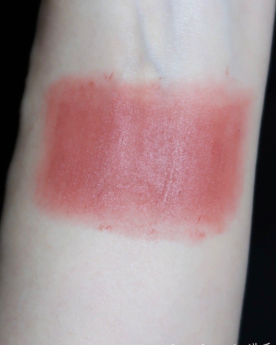 我这泛红黄皮本来是拒绝这种裸粉色的 但这支很厉害 清透的底妆