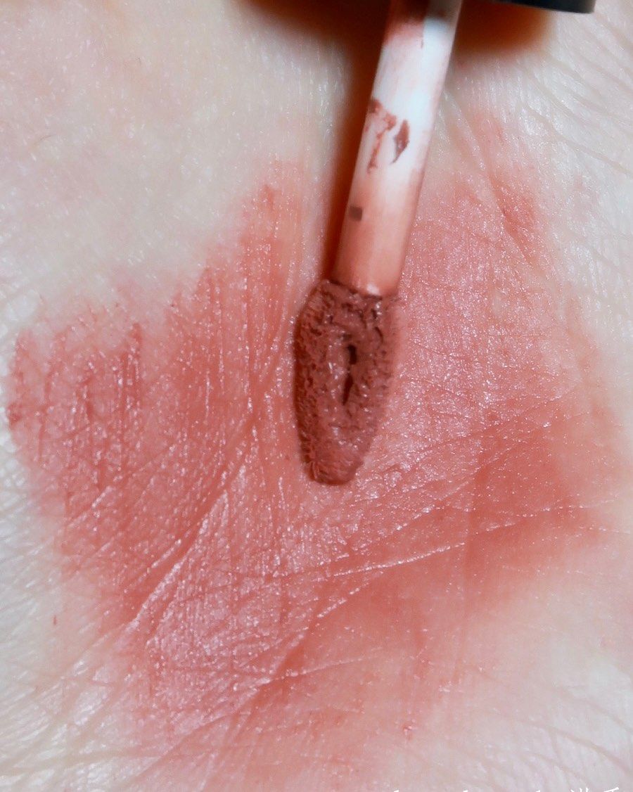 我这泛红黄皮本来是拒绝这种裸粉色的 但这支很厉害 清透的底妆