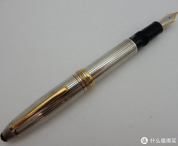 又收到的1支钢笔绝对漂亮，笔头的颜色和纹路设计太好看了，金银