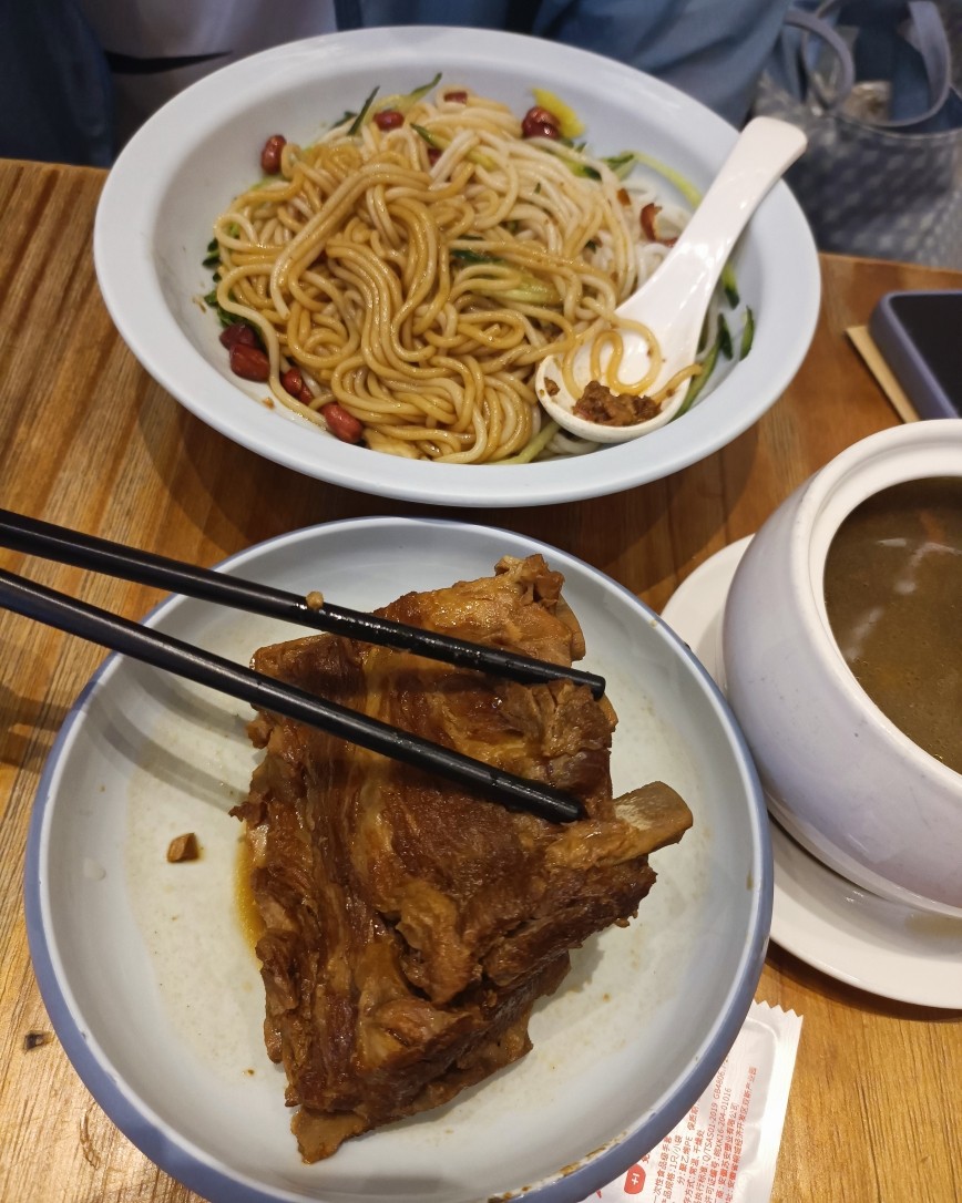 今天带我女儿去妇幼做周岁体检，于是在附近找了家云南过桥米线吃