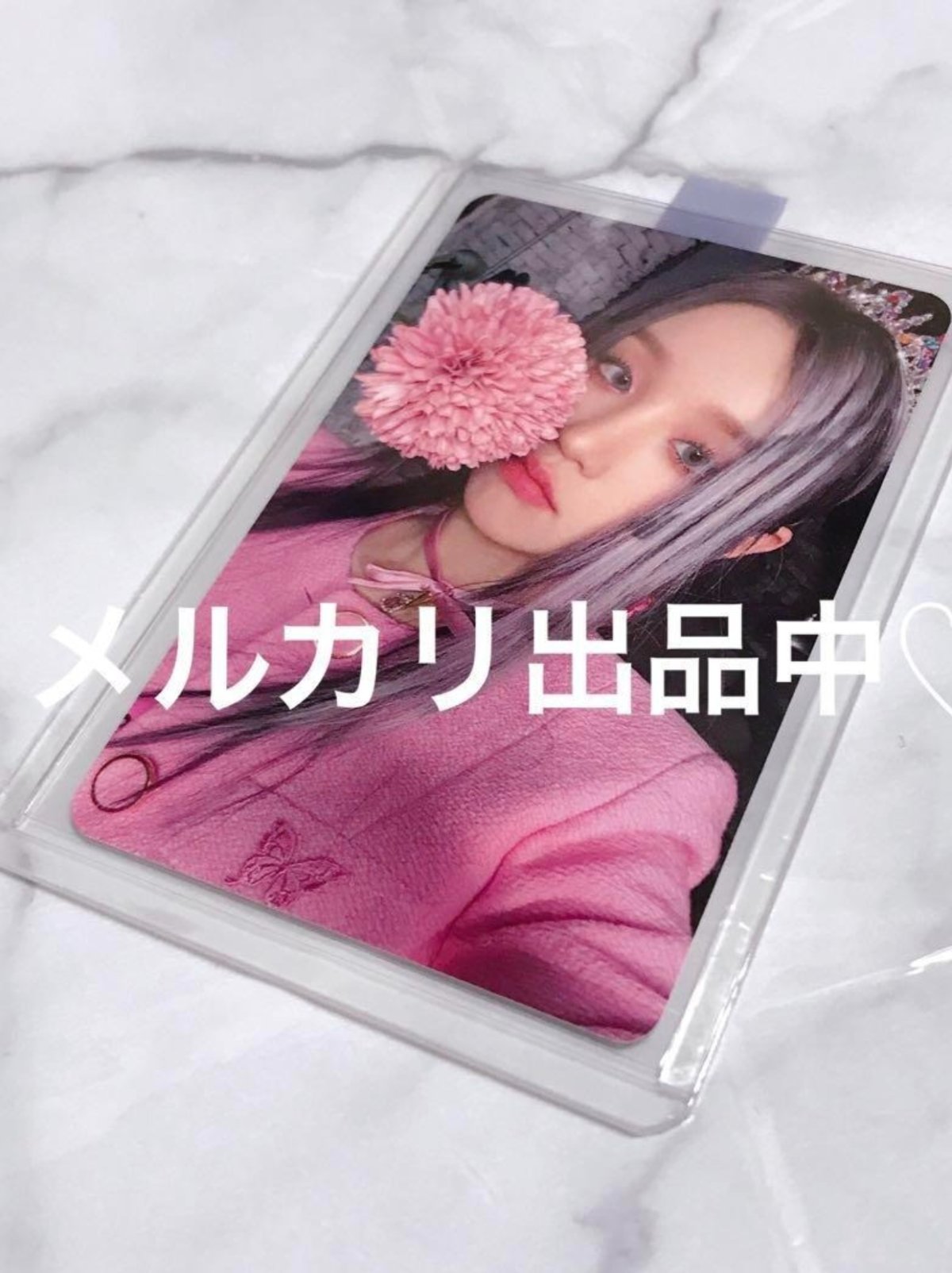 好喜欢雨琦的新专辑造型 唇珠异瞳鲨疯了！！ 每张小卡都看不够