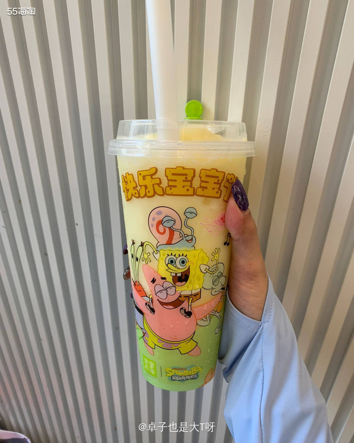 今天托朋友帮我带个东西回来，约在附近的奈雪店喝点东西，看到有