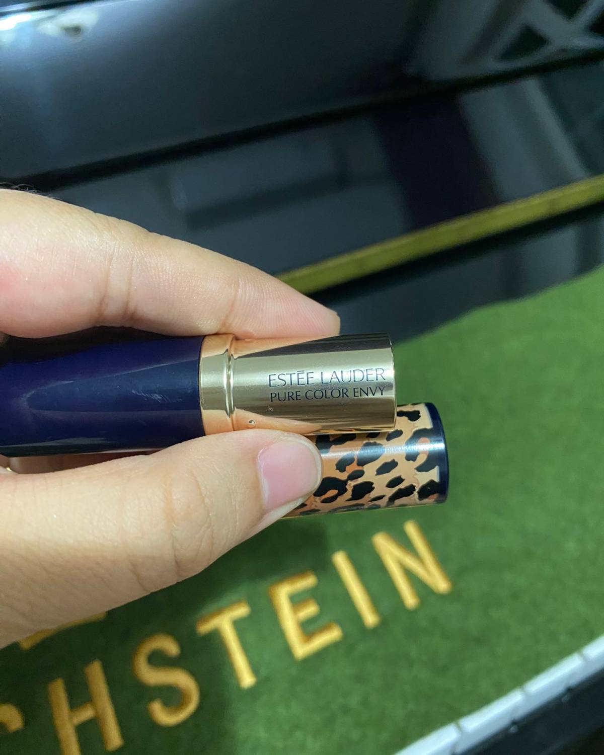 雅诗兰黛在包装上一直非常有大牌风范地引领着时尚潮流，豹纹加大