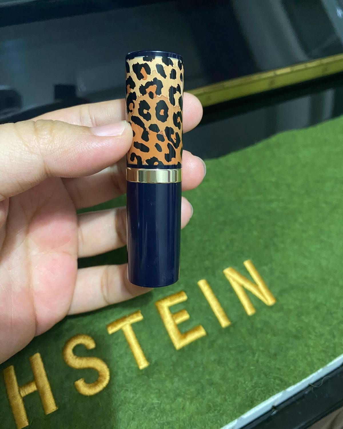 雅诗兰黛在包装上一直非常有大牌风范地引领着时尚潮流，豹纹加大