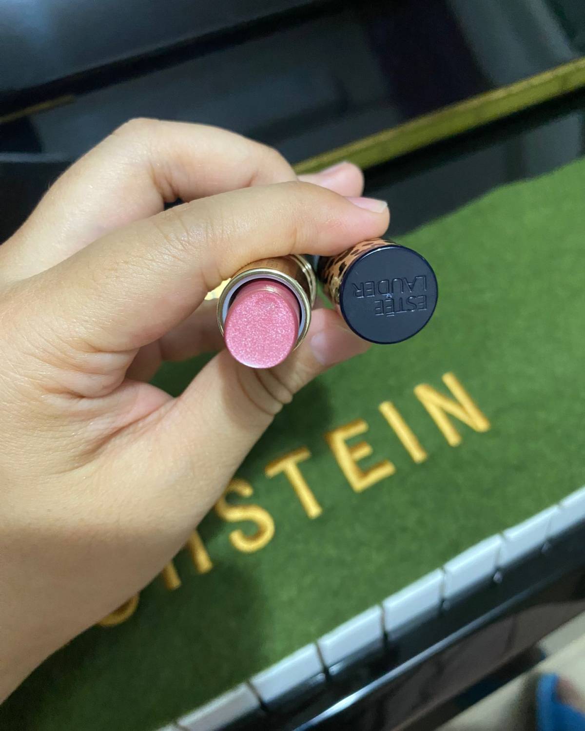 雅诗兰黛在包装上一直非常有大牌风范地引领着时尚潮流，豹纹加大