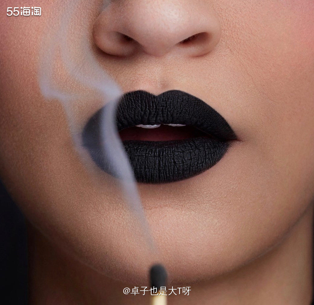 他家的唇釉挺有特色的，比如这款哑光的唇釉，依旧是走饱和度很高