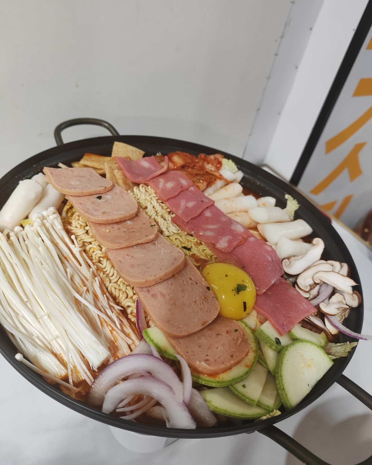 今天的晚餐是和闺蜜一起吃的两个人简简单单来个部队火锅吧！今天