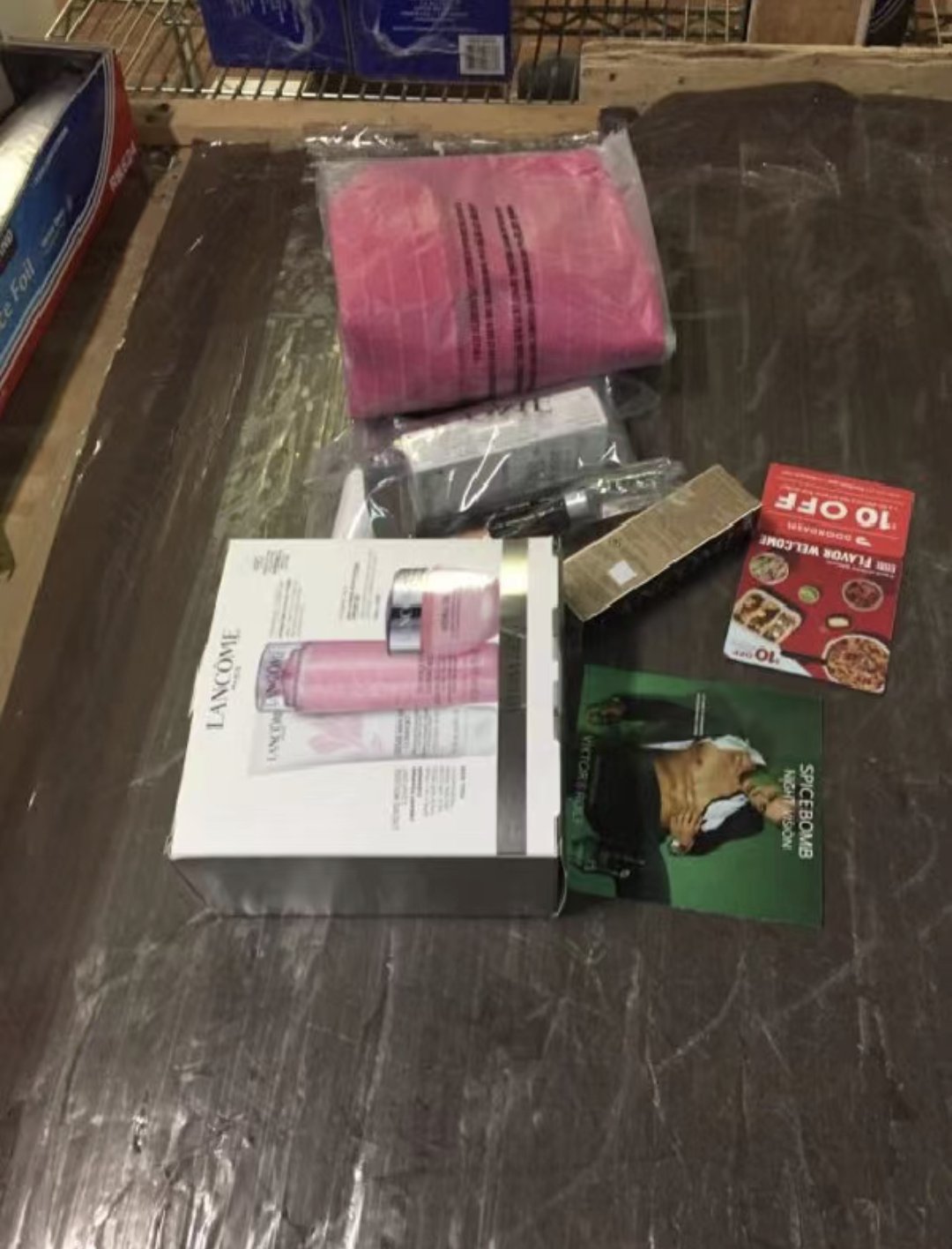 Macy's梅西百货美国境内满25美金免邮，另外还