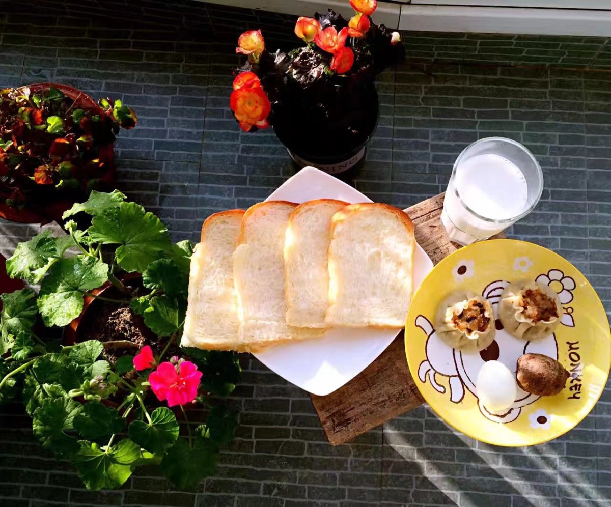 🥔发现小阳台里，晒着太阳，摆放好美味的早餐，一切都刚好~ 