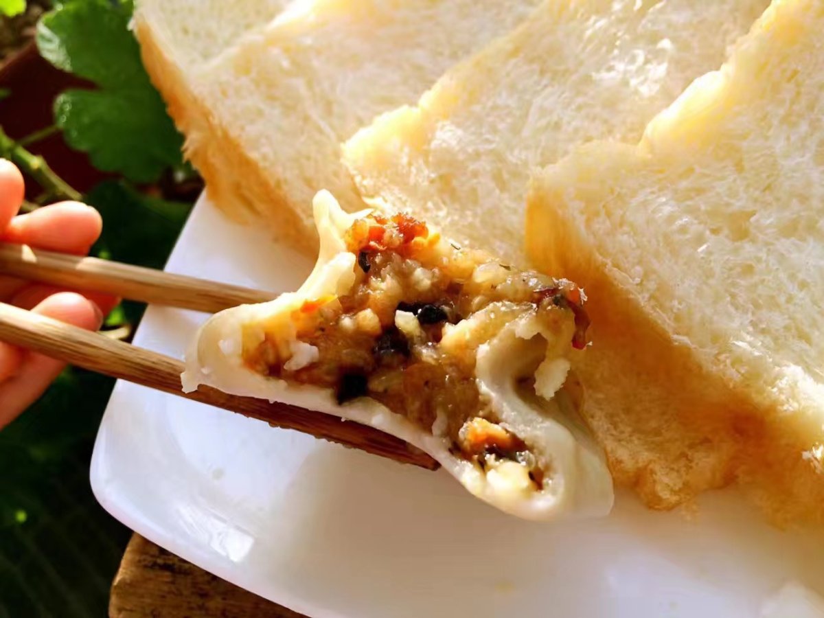 🥔发现小阳台里，晒着太阳，摆放好美味的早餐，一切都刚好~ 