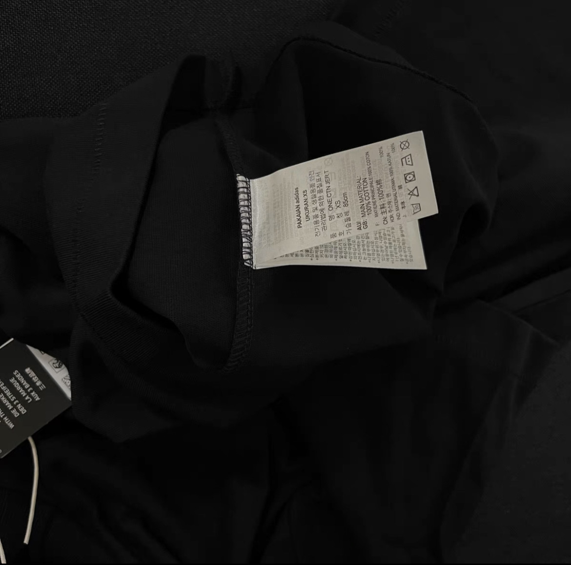 这件阿迪达斯篮球系列T恤是Fear of God主理人Jer