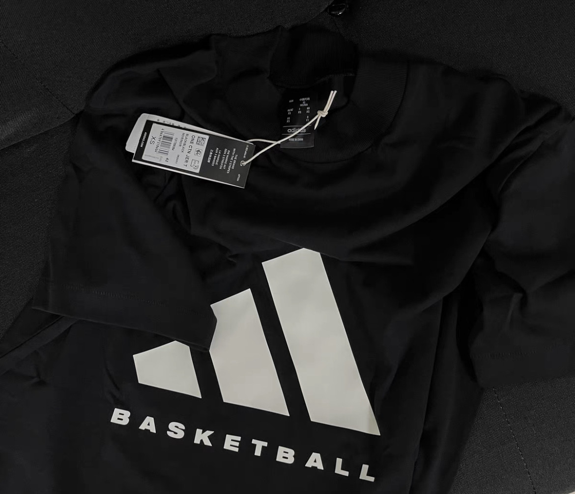 这件阿迪达斯篮球系列T恤是Fear of God主理人Jer