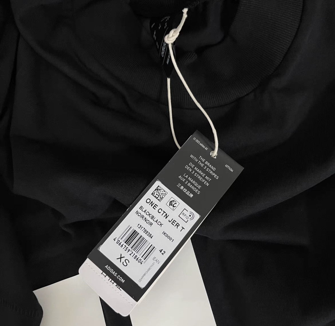 这件阿迪达斯篮球系列T恤是Fear of God主理人Jer