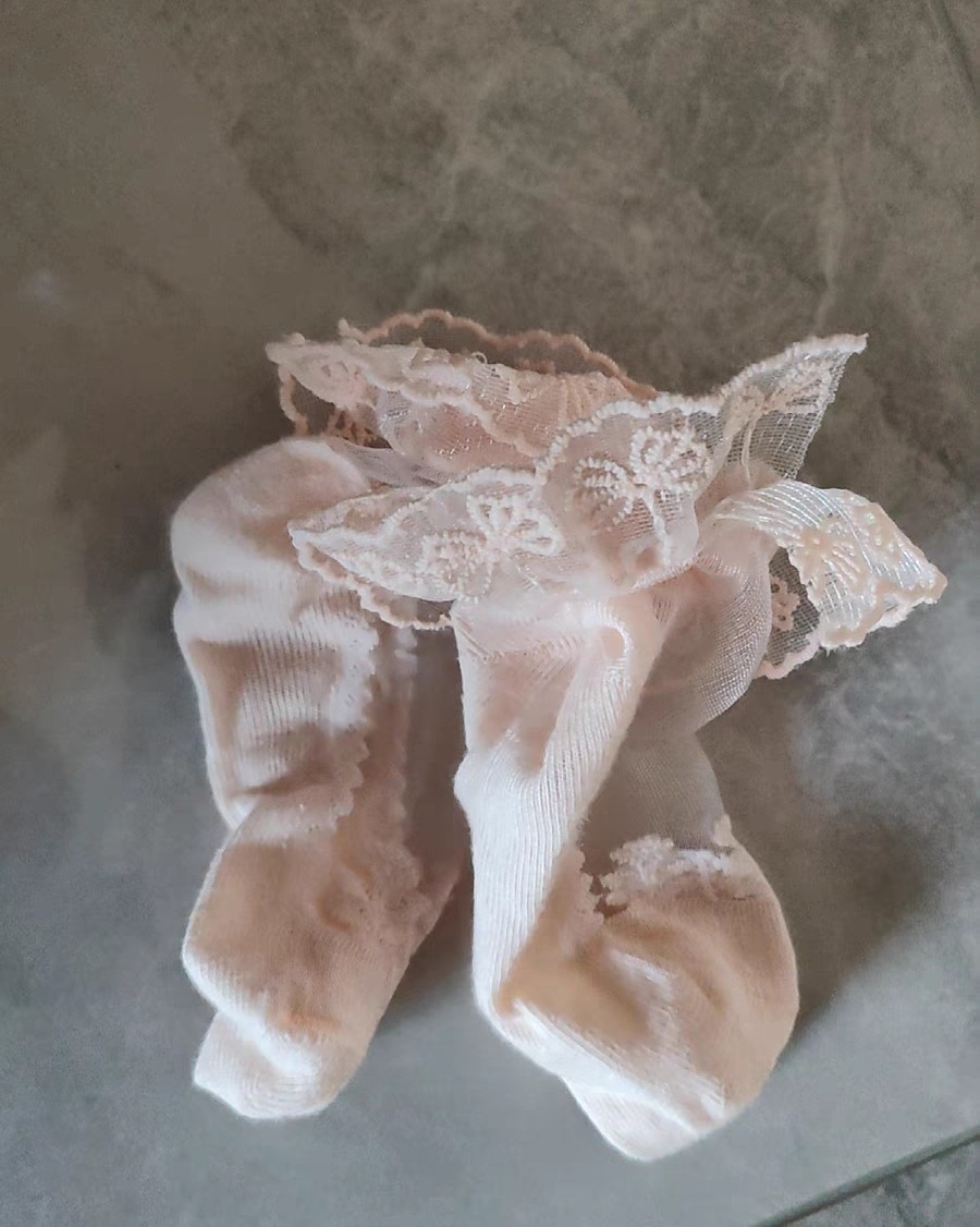 之前不是给沫沫小宝贝买了玲娜贝儿的小裙子吗，所以又买了花边袜