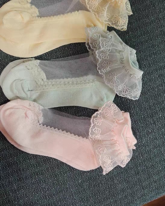 之前不是给沫沫小宝贝买了玲娜贝儿的小裙子吗，所以又买了花边袜