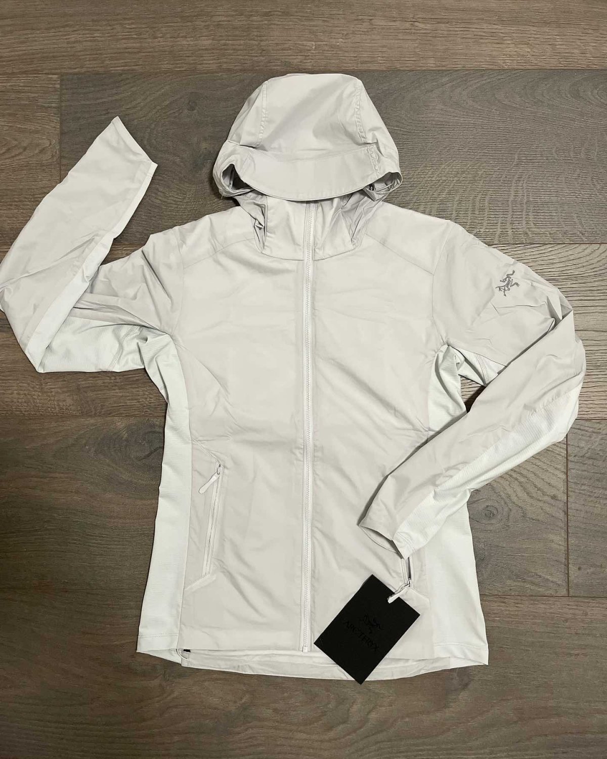 给妹妹买的始祖鸟终于到了，赶紧来个开箱分享，我买的是一件始祖