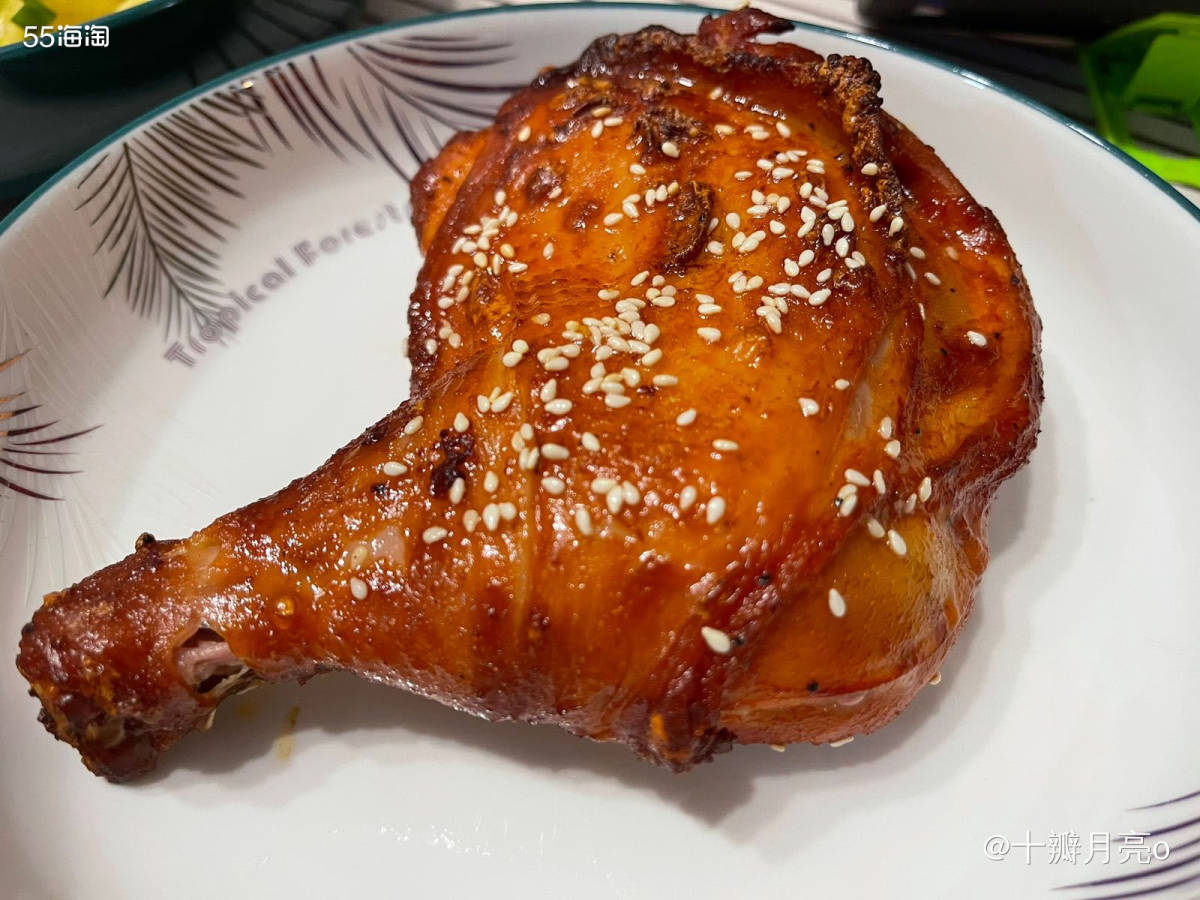 🍗大鸡腿  🍗作法： 准备琵琶腿，洗净擦干，加适量姜蒜 