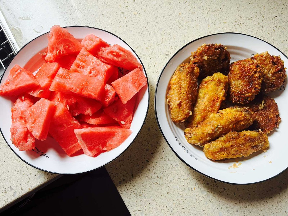 蛋黄鸡翅咸香入味，藕饼外面是糯米馅料是肉和荸荠，撒了孜然粉和