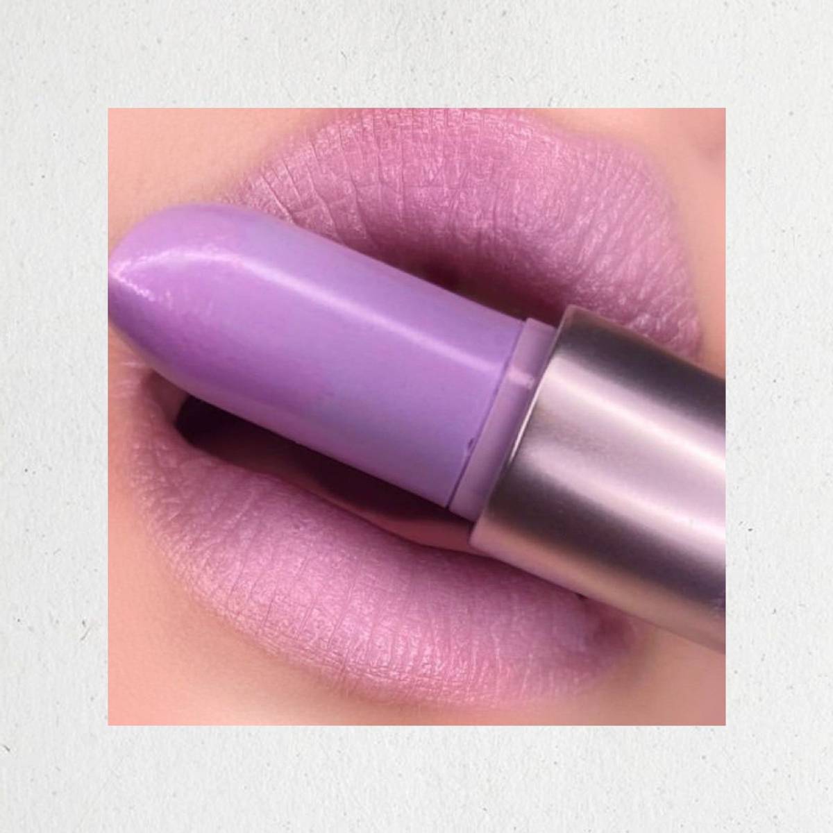 这个紫色的口红是来自mac官网的赠品，当我打开这个紫色的口红