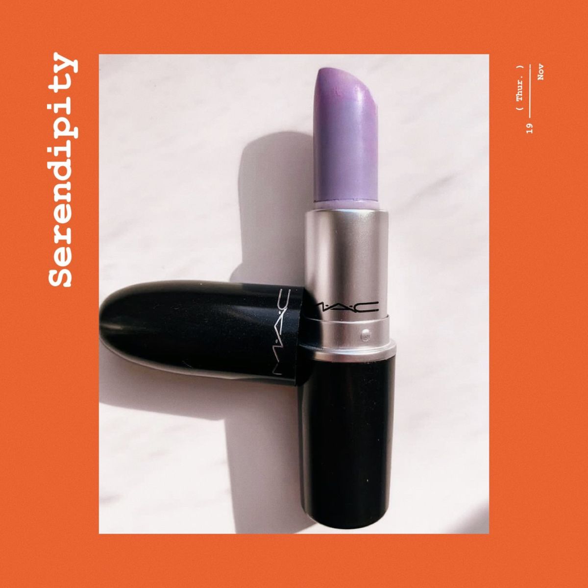 这个紫色的口红是来自mac官网的赠品，当我打开这个紫色的口红