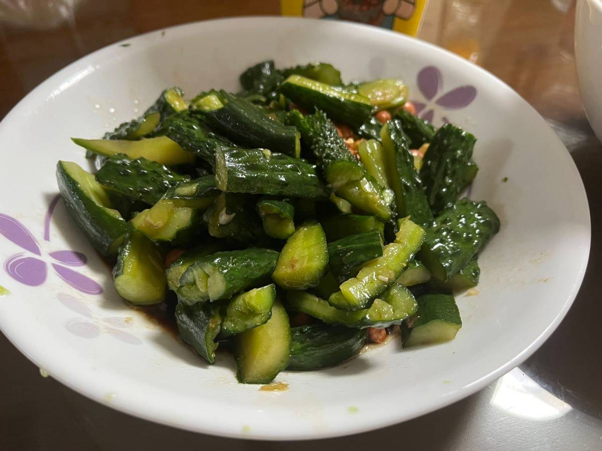 朋友给了2包老家做的北方凉皮，泡了水，加了 胡萝卜🥕和香菜